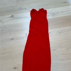Formal long holiday dress with slit on the right leg. Sleeveless with support.